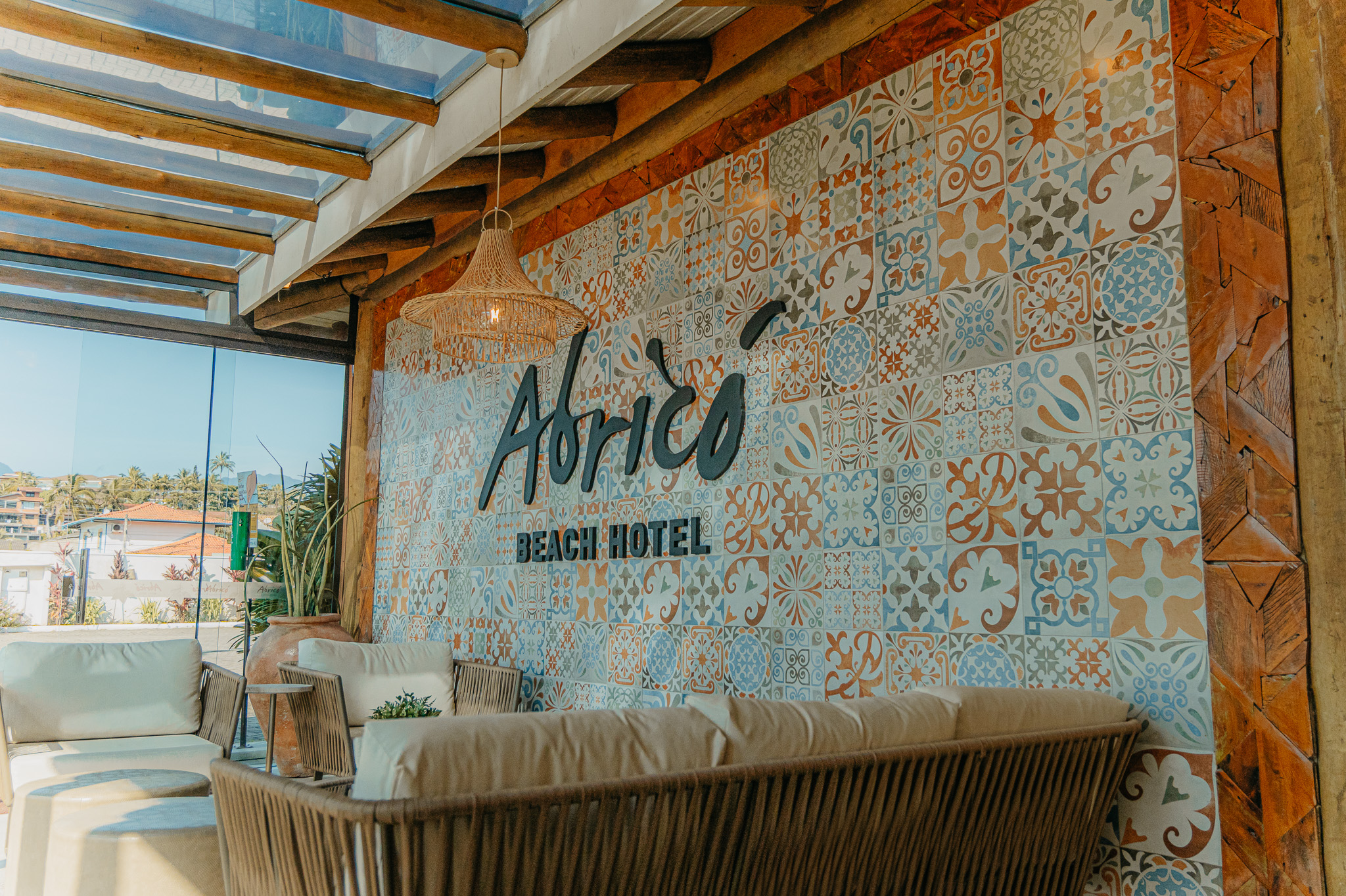 Celebre o Dia dos Pais em São Sebastião no Abricó Beach Hotel com piscina, vista para o mar e conforto na Praia Deserta. Reserve!